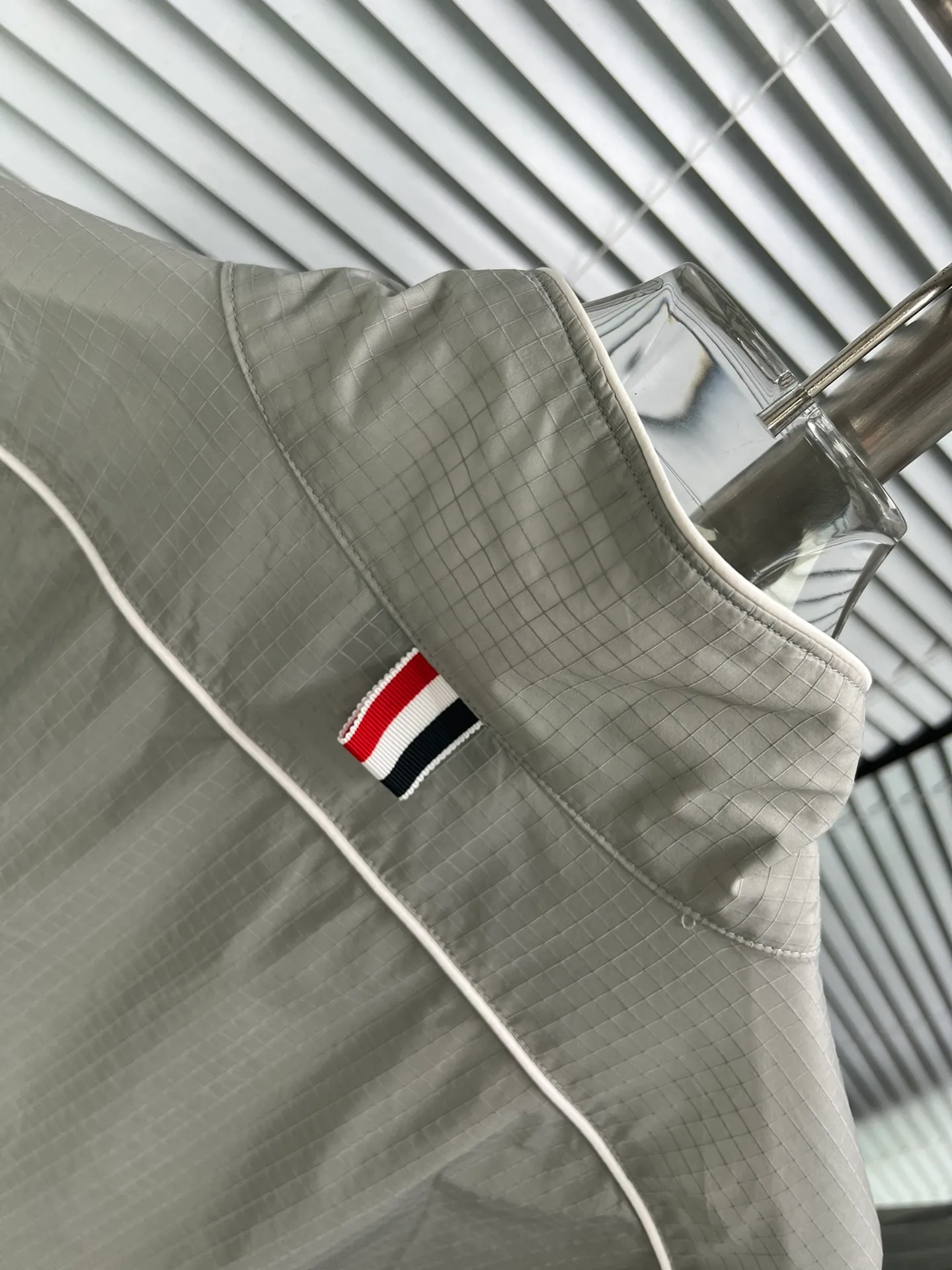THOM BROWNE ， 。 ， Breathable， 。 ， ， 。 ， ， 。 Gray、Blue White， 。 ， 。 Sizes：1234 ：Navy Blue，Gray，White
